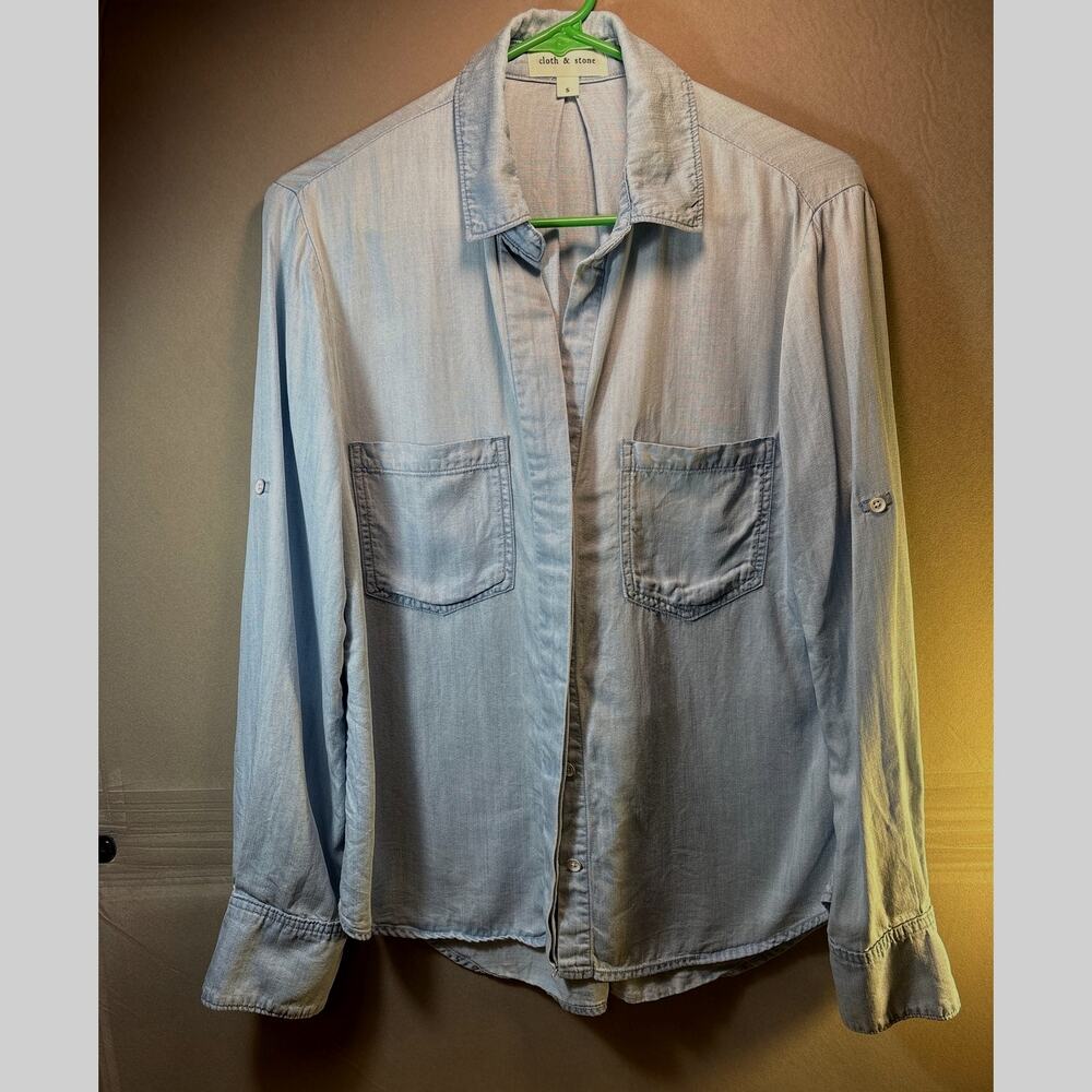 Cloth and Stone Anthropologie Chambray button down shirt. Women's size small